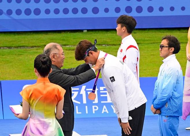 정의선 현대자동차그룹 회장(대한양궁협회장)이 항저우 아시안게임 양궁 리커브 경기에서 우승한 대한민국 대표선수들에게 메달을 수여하고 있다. ⓒ대한양궁협회