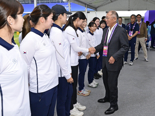 정의선(오른쪽) 현대자동차그룹 회장(대한양궁협회장)이 한국 여자 양궁대표팀 선수들을 격려하고 있다. 대한양궁협회 제공