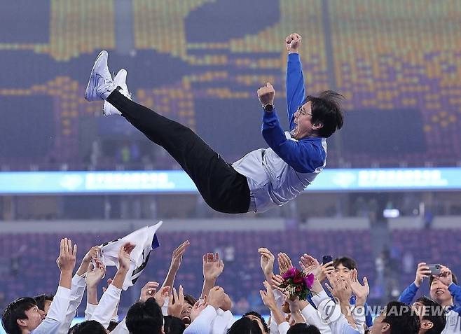 (항저우=연합뉴스) 2022 항저우 아시안게임 남자 축구 금메달을 차지한 대표팀 선수들이 7일 중국 항저우 황룽 스포츠센터 스타디움에서 열린 메달 수여식에서 황선홍 감독을 헹가래 치고 있다