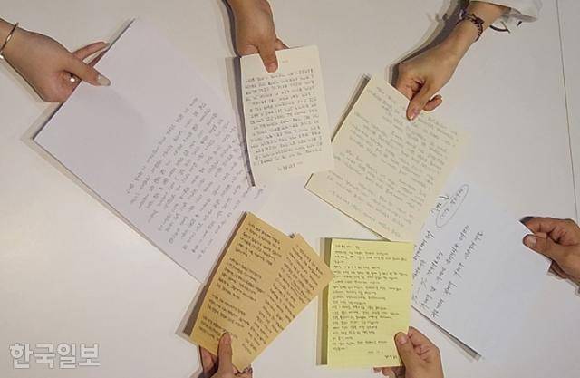 '부산 돌려차기 강간살인미수' '인천 스토킹 살인' '바리캉 폭행' 사건 피해자 등으로 꾸려진 범죄피해자연대 구성원들이 2일 서울 중구 한국일보에서 다른 범죄 피해자에게 전하는 손편지를 들고 있다. 원다라 기자