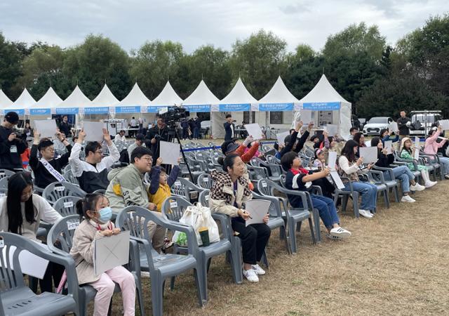 8일 인천 서구 수도권매립지 야생화단지에 마련된 2023 인천 서구 업사이클 페스티벌 행사장에서 시민들이 업사이클 퀴즈를 풀고 있다. 이환직 기자