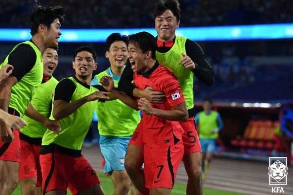 4일 중국 항저우 황룽 스포츠센터 스타디움에서 열린 2022 항저우 아시안게임 남자축구 4강전 대한민국과 우즈베키스탄의 경기. 대한민국 정우영이 골을 넣은 뒤 세리머니하고 있다. 사진=대한축구협회