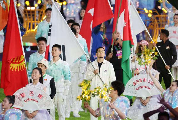 <yonhap photo-3485="">8일 오후 중국 항저우 올림픽 스포츠센터 스타디움에서 열린 2022 항저우 아시안게임 폐회식에서 대한민국 선수단 기수 김홍열(브레이킹)이 태극기를 들고 있다. 한국은 이번 대회에서 금메달 42개, 은메달 59개, 동메달 89개로 종합 3위를 기록했다. 사진=연합뉴스</yonhap>