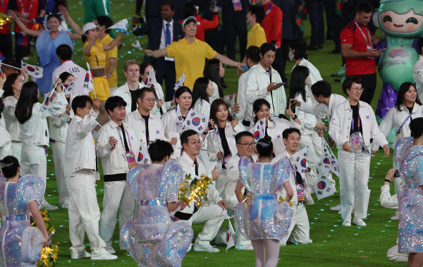 <yonhap photo-3553="">8일 오후 중국 항저우 올림픽 스포츠센터 스타디움에서 열린 2022 항저우 아시안게임 폐회식에서 한국 선수단이 입장해 공연을 즐기고 있다. 사진=연합뉴스</yonhap>