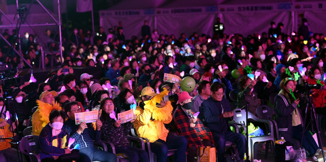 ▲ ‘2023 삼척동해왕 이사부 축제’ 마지막날인 8일 주 행사장인 삼척문화예술회관 엑스포 광장 일원에서는 이사부 예술단 공연과 이사부 퀴즈대회 등 다채로운 공연·체험 프로그램이 펼쳐지면서 저녁까지 사람들의 발걸음이 끊이지 않았다. 서영