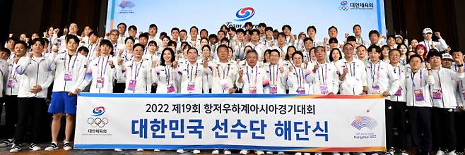 위풍당당 해단식 2022 항저우 아시안게임을 종합 3위로 마친 한국 선수단이 8일 중국 항저우 그랜드 뉴 센추리 호텔에서 해단식을 열고 기념사진을 찍고 있다. 연합뉴스