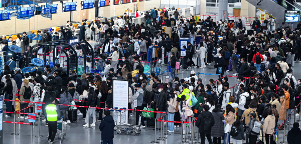 김해공항 국제선 청사에서 탑승수속을 밟는 여행객들. 국제신문DB