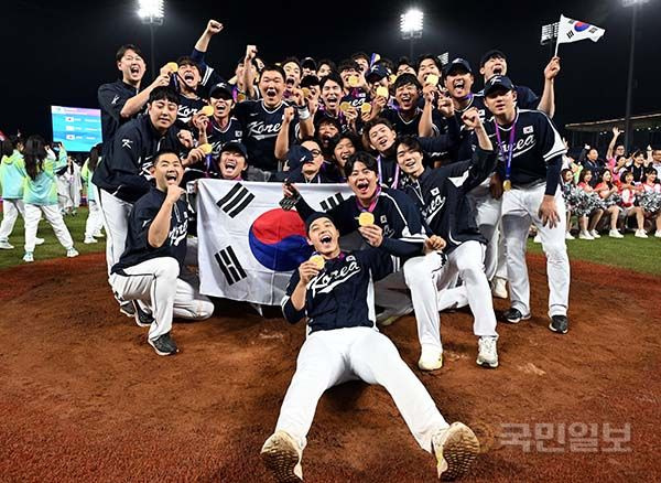 7일 중국 사오싱 야구·소프트볼 스포츠센터에서 열린 ‘2022 항저우 아시안게임’ 야구 결승 한국과 대만의 경기. 2 대 0 으로 승리해 금메달을 획득한 야구 대표팀이 마운드 위에서 기념촬영 하고 있다.