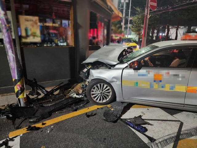 부산 동구의 한 교차로에서 택시 3대가 연쇄 충돌하고 건물 외벽을 들이받아 도시가스 배관이 파손되는 사고가 발생했다. 부산경찰청 제공