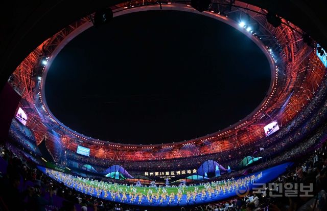 8일 중국 항저우 올림픽 스포츠센터 스타디움에서 ‘2022 항저우 아시안게임’ 폐막식이 열리고 있다.