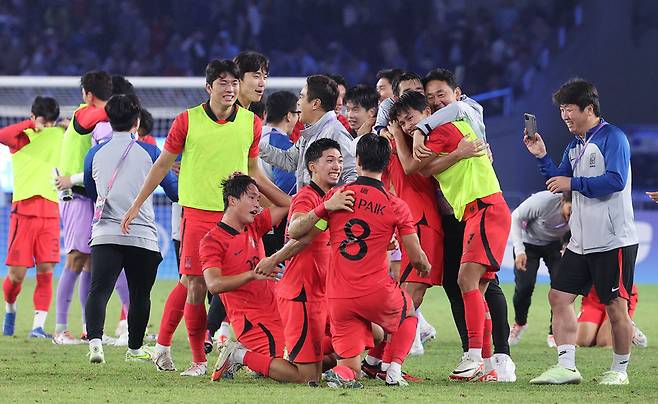 7일 중국 항저우 황룽 스포츠센터 스타디움에서 열린 2022 항저우 아시안게임 남자축구 대한민국과 일본의 결승전에서 2-1로 승리를 거둔 대표팀 선수들이 기뻐하고 있다.  / 사진 = 연합뉴스