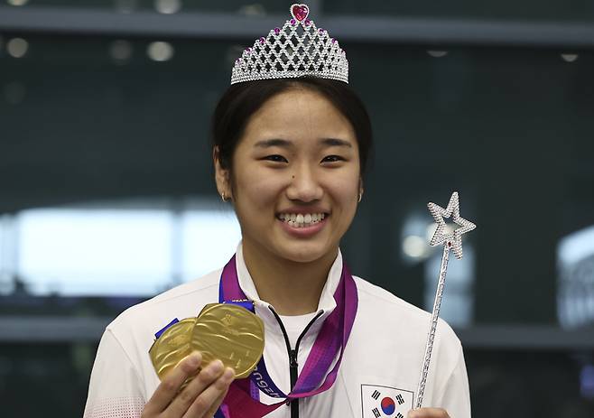 오늘 인천공항으로 입국한 뒤 많은 축하를 받은 안세영.사진 = 연합뉴스