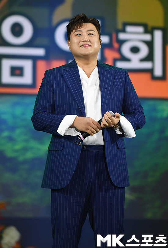 가수 김호중이 노래하고 있다.