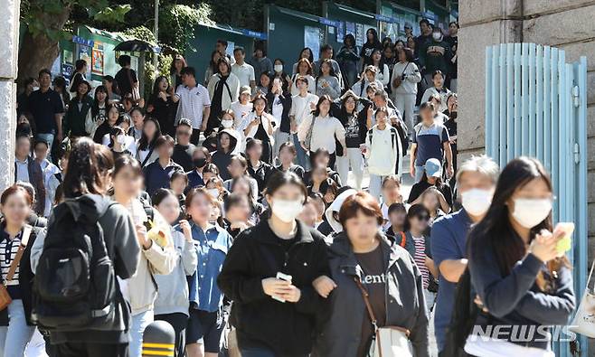 [서울=뉴시스] 황준선 기자 = 지난달 24일 오전 서울 성북구 성신여자대학교에서 열린 2024학년도 수시모집 논술고사를 마친 수험생들이 학교를 나서고 있다. 2023.10.08. hwang@newsis.com