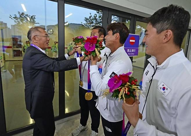 [서울=뉴시스]대한양궁협회장인 현대차그룹 정의선 회장은 이번 항저우 대회 경기를 참관하며 현장에서 한국 대표 선수들을 응원하는 등 사기를 북돋았다. (사진=대한양궁협회 제공) photo@newsis.com *재판매 및 DB 금지