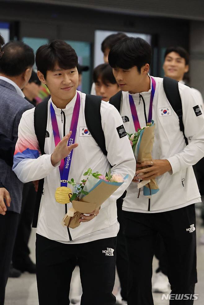 [인천공항=뉴시스] 김근수 기자 = 2022 항저우 아시안게임에서 금메달을 획득해 3연패에 성공한 남자 축구대표팀 이강인 등 선수들이 8일 인천국제공항을 통해 귀국하고 있다. ks@newsis.com