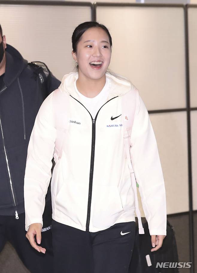 [인천공항=뉴시스] 김근수 기자 = 2022 항저우 아시안게임 대한민국 여자 탁구 대표팀 신유빈이 8일 인천국제공항 제1여객터미널 입국장을 통해 귀국하고 있다. 2023.10.08. ks@newsis.com