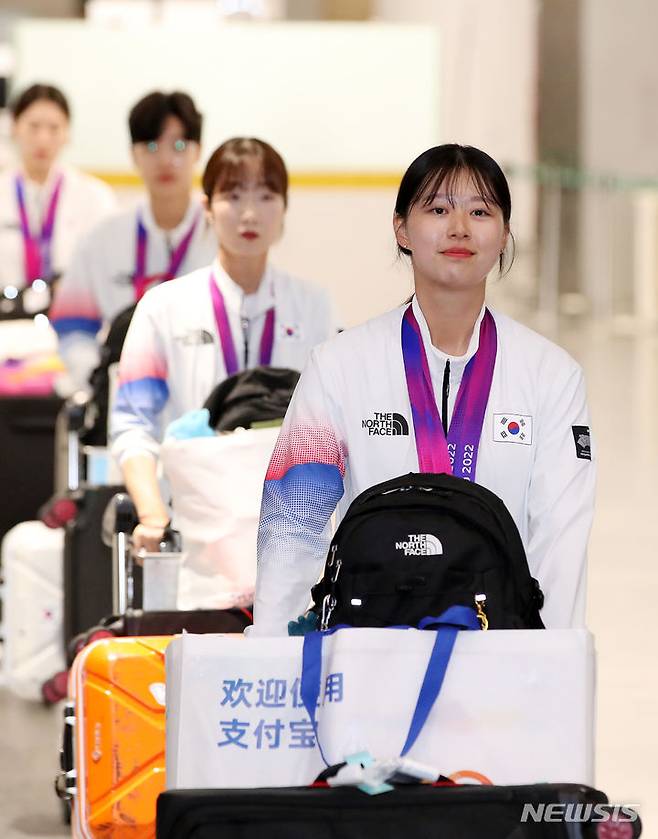 [인천공항=뉴시스] 김근수 기자 = 제19회 항저우 아시안게임 양궁 대표팀이 8일 오후 인천국제공항을 통해 귀국하고 있다. 한국 양궁은 제19회 항저우 아시안게임에서 금메달 4개, 은메달 4개, 동메달 3개를 따냈다. 2023.10.08. ks@newsis.com