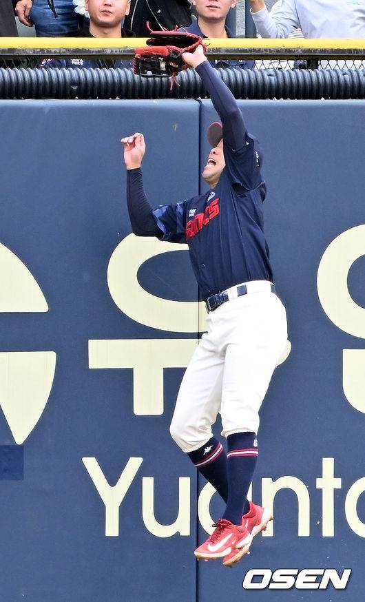 [OSEN=잠실, 민경훈 기자]6회말 2사 주자 1루 두산 박준영의 홈런성 타구를 롯데 좌익수 전준우가 점프해서 잡아내고 있다. 2023.10.08 / rumi@osen.co.kr