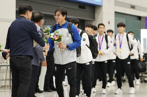 ‘AG 3연패’ 축구 대표팀 귀국 - 2022 항저우아시안게임에서 금메달을 따내 3연패 위업을 달성한 남자 축구대표팀 황선홍 감독과 선수들이 8일 오후 인천공항을 통해 귀국하고 있다. 2023.10.8 연합뉴스