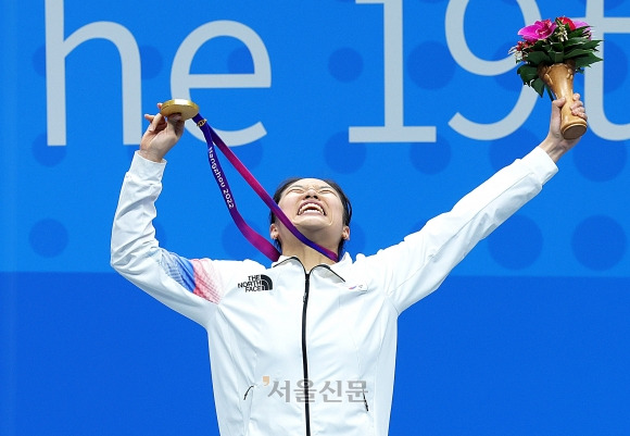 배드민턴 안세영 금메달 - 7일 중국 항저우 빈장체육관에서 열린 2022 항저우아시안게임 배드민턴 여자단식 결승에서 안세영이 중국의 천위페이에게 승리해 금메달을 목에 걸었다. 2023.10.7 항저우 오장환 기자