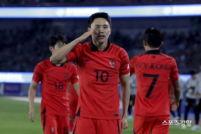 조영욱이 지난 7일 중국 항저우의 황룽 스포츠 센터 스타디움에서 열린 2022 항저우 아시안게임 남자 축구 결승전에서 일본을 상대로 결승골을 터뜨린 뒤 경례하고 있다. 항저우 l 문재원 기자