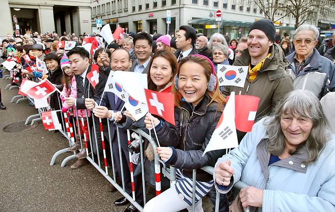 스위스 베른에서 열린 박근혜 대통령 공식 환영식에 참석한 교민들. 2014년 [연합뉴스 자료사진]