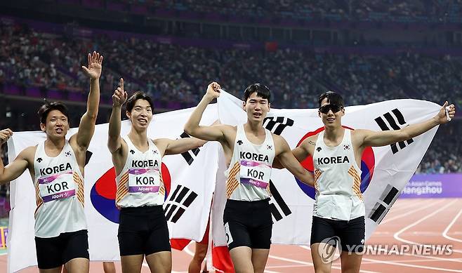 남자 400ｍ 계주, 동메달 획득 (항저우=연합뉴스) 이지은 기자 = 3일 중국 항저우 올림픽 스포츠센터에서 열린 2022 항저우 아시안게임 남자 400ｍ 계주 결선에서 동메달을 차지한 대한민국 김국영(왼쪽부터), 이정태, 고승환, 이재성이 태극기를 펼치고 기념촬영을 하고 있다. 2023.10.3 jieunlee@yna.co.kr