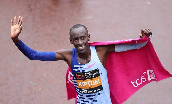 케냐의 켈빈 키프텀이 남자 마라톤 세계신기록을 수립한 뒤 기뻐하고 있다. 사진=AP PHOTO