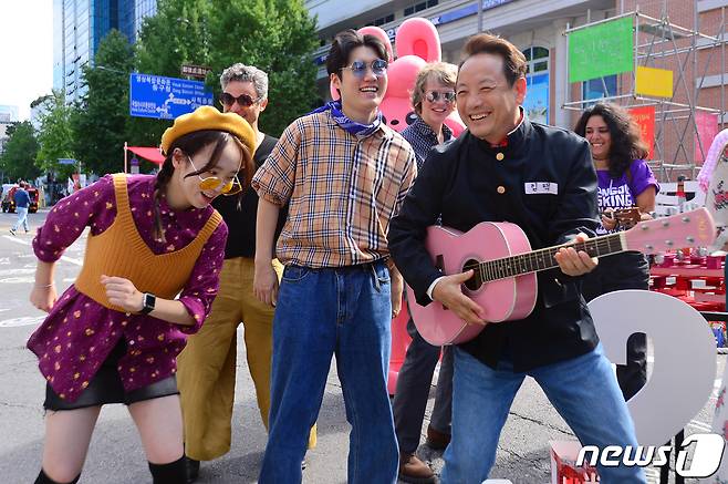 제20회 추억의 충장축제 개막을 하루 앞둔 4일 오후 광주 동구 금남로 일대에서 임택 광주 동구청장이 축제를 홍보하고 있다. 충장축제는 5일부터 9일까지 닷새간 금남로, 충장로, 예술의거리 등에서 뜨거운 열기로 충장의 가치를 빛낸다는 '충장발光(광)'을 주제로 열린다. 2023.10.4/뉴스1 ⓒ News1 이승현 기자