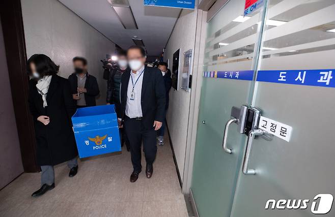 경기남부경찰청 반부패경제범죄수사대 수사관들이 30일 오후 경기도 양평군청에서 윤석열 국민의힘 대선 후보 장모의 공흥지구 특혜의혹 압수수색을 마친 후 압수품을 옮기는 모습. 2021.12.30/뉴스1 ⓒ News1 (자료사진)