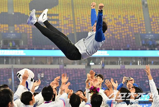 7일 중국 항저우 황룽스포츠센터스타디움에서 대한민국 축구대표팀과 일본의 항저우아시안게임 남자축구 결승전이 열렸다. 축구대표팀이 일본에 2-1 승리하며 금메달을 차지했다. 시상식을 마치고 우승 축하 헹가래를 받고 있는 황선홍 감독. 항저우(중국)=송정헌 기자songs@sportschosun.com/2023.10.07/