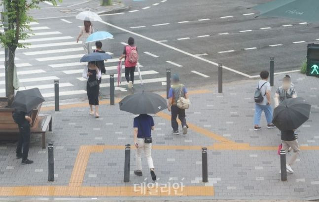 서울 마포구 합정역 인근에서 우산을 쓴 시민들이 길을 지나가고 있다. ⓒ데일리안 DB