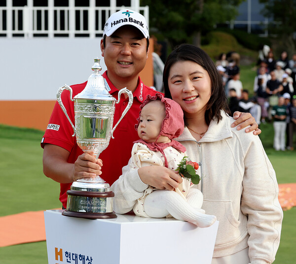 2023년 한국프로골프(KPGA) 코리안투어 현대해상 최경주 인비테이셔널 대회 우승을 차지한 함정우 프로가 아내인 KLPGA 투어프로 강예린, 딸 소율과 기념 촬영하는 모습이다. 사진제공=KPGA