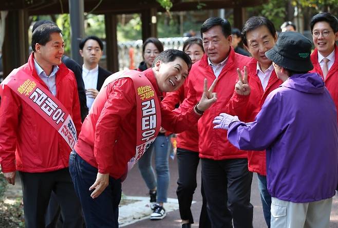 김기현 국민의힘 대표(왼쪽 두번째)와 당직자들이 9일 오후 강서구 공암나루근린공원에서 지역주민들을 만나 강서구청장 보궐선거 김태우 국민의힘 후보자 지지를 호소하고 있다. 연합뉴스