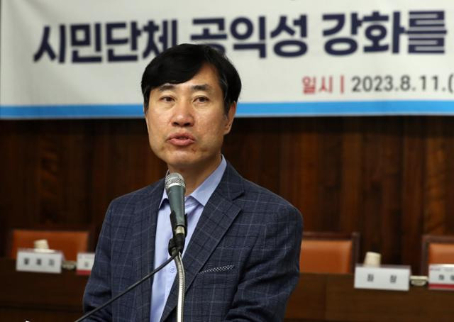 하태경 국민의힘 의원이 8월 11일 오전 서울 여의도 국회에서 열린 토론회 '시민단체 공익성 강화를 위한 제도 개선 및 지원방안 모색'에서 개회사를 하고 있다. 뉴시스