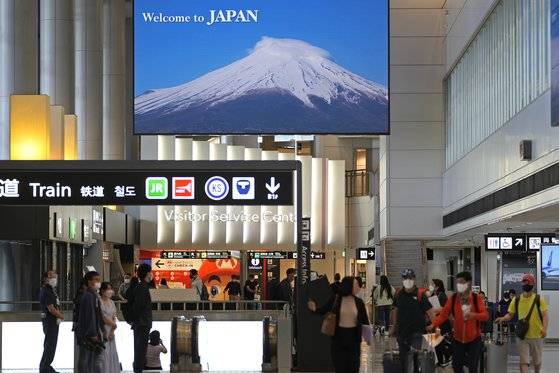 후지산 사진을 내걸고 외국인을 맞고 있는 도쿄 나리타 공항. AP=연합뉴스