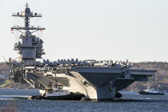 지난해 10월 헬리팩스에 미국 항공모함 USS 제럴드 포드(USS Gerald R. Ford)가 기항한 모습. 미 국방부는 8일(현지시간) 이스라엘 사태에 대응해 동지중해에 포드 항공모함과 함께 순양함과 구축함을 파견했다고 밝혔다. 이란 등 외부 세력이 하마스에 추가 무기를 공급하는 것을 차단하는 목적이다. AP=연합뉴스