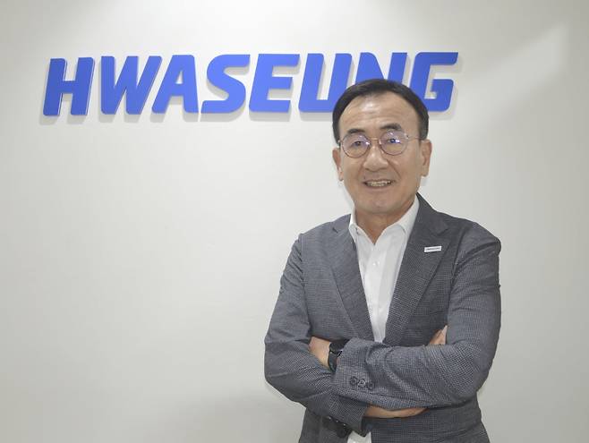 허성룡 화승코퍼레이션 대표가 한국경제신문과 인터뷰하고 있다. 화승코퍼레이션 제공