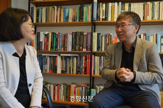 장하준 런던대 교수(오른쪽)와 신경아 한림대 교수가 지난 6일(현지시간) 장 교수의 런던대 연구실에서 인터뷰를 하고 있다. 신경아 교수 제공