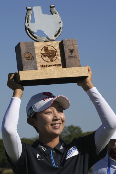 김효주가 9일 미국 텍사스주 더 콜로니의 올드 아메리칸GC에서 열린 LPGA 투어 어센던트 LPGA 베네피팅 VOA 최종라운드에서 생애 첫 와이어 투 와이어 우승으로 통산 6승을 거둔 뒤 트로피를 들어올리며 기뻐하고 있다. 더 콜로니 | AP연합뉴스