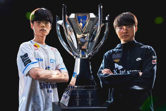 Korean League of Legends gamers Kim ″Deft″ Hyuk-kyu, wearing white, and Lee ″Faker″ Sang-hyeok are headed to the 2023 LoL World Championships with their respective teams, Dplus KIA and T1, as the tournament kicks off in Seoul on Tuesday. [RIOT GAMES]