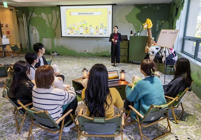 삼성물산 ‘비타민 캠프’ 삼성물산 리조트부문에서 운영하는 ‘비타민 캠프’에서 강의실 교육 프로그램이 진행되고 있다. [삼성물산]