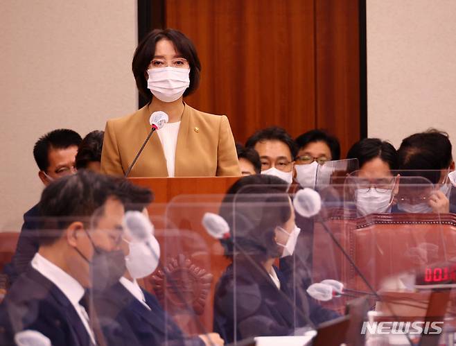 [서울=뉴시스] 중소벤처기업부(중기부)가 오는 12일 국회 산업통상자원중소벤처기업위원회(산자중기위)의 국정감사를 받는다. 사진은 이영 중기부 장관이 지난해 10월6일 서울 여의도 국회에서 열린 산자중기위 국정감사에서 업무보고를 하고 있는 모습. (공동취재사진) photo@newsis.com