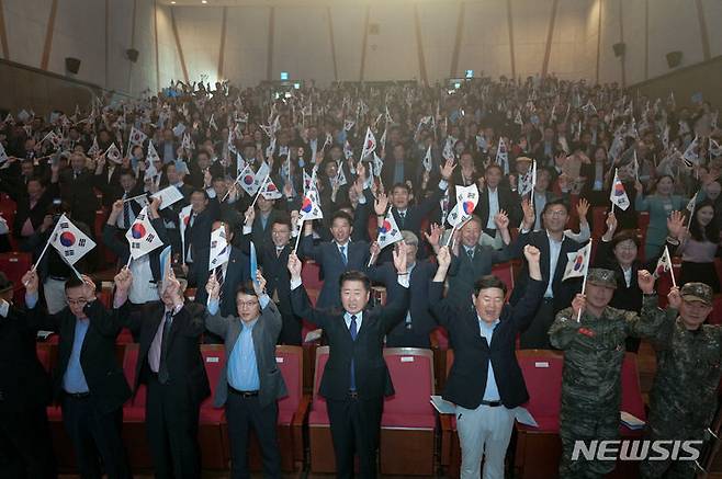 [제주=뉴시스] 9일 오전 제주시 설문대여성문화센터에서 열린 '557돌 한글날 경축식'에서 오영훈 제주지사 등 관계자들이 참석해 만세삼창을 하고 있다. (사진=제주도청) 2023.10.09. photo@newsis.com *재판매 및 DB 금지