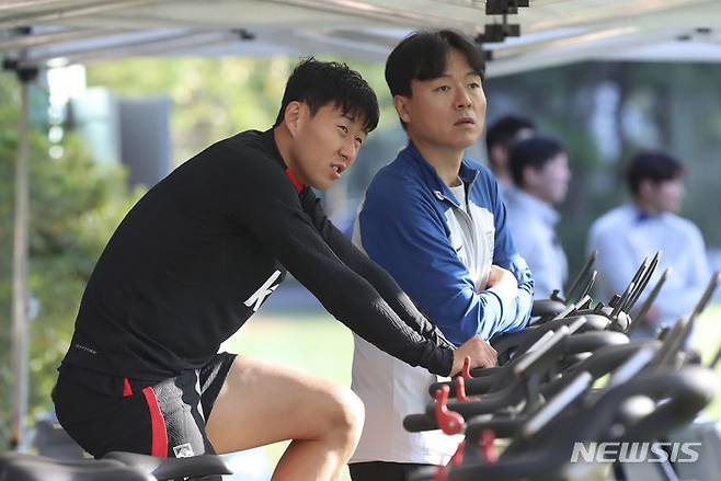 [파주=뉴시스] 김근수 기자 = 대한민국 축구 국가대표팀 손흥민이 9일 경기 파주 축구국가대표트레이닝센터(NFC)에서 열린 축구 국가대표팀 훈련공개를 하고 있다. 축구 국가대표팀은 오는 13일 서울에서 튀니지를 상대한 뒤 17일 수원에서 베트남과 친선경기를 치른다. 2023.10.09. ks@newsis.com