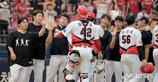 [광주=뉴시스] 이영주 기자 = 10일 오후 광주 북구 광주-기아챔피언스필드에서 열린 2023프로야구 KIA 타이거즈 대 LG 트윈스의 경기, KIA 선수들이 8대 7로 3연승을 거머쥐자 자축하고 있다. 2023.09.10. leeyj2578@newsis.com