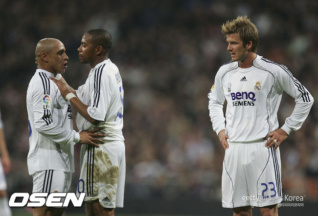 MADRID, SPAIN - MARCH 04:  David Beckham (R) of Real Madrid watches while Robinho (#10) talks with Roberto Carlos before Carlos took a free kick during the Primera Liga match between Real Madrid and Getafe at the Santiago Bernabeu stadium on March 4, 2007 in Madrid Spain.  (Photo by Denis Doyle/Getty Images) *** Local Caption *** David Beckham;Robinho;RobertoCarlos