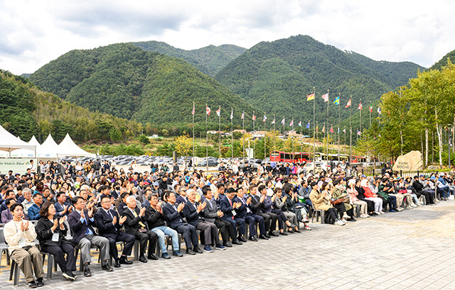 ▲정선군 가리왕산 케이블카 광장에서 지난 7일 열린 ‘2023 한국 치유관광 페스타’ 개막식 축하공연에 1500여 명의 관광객들이 참석하는 상황을 보이고 있다. ⓒ정선군