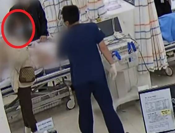 지난 1일&nbsp;강원도의 한 병원 응급실에서 환자의 보호자로 온 여성이 의료진에 삿대질을 하며 항의하는 모습이 담긴 병원 내부&nbsp;폐쇄회로(CC)TV 장면. 채널A 보도화면 갈무리